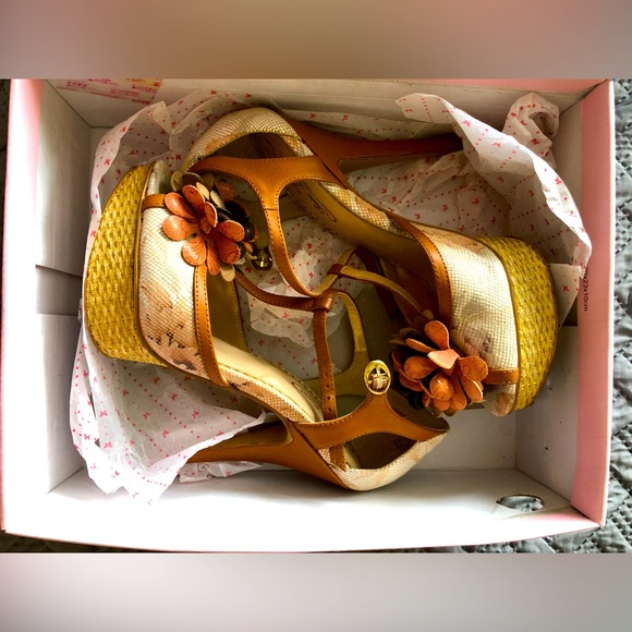 Poetic License “A Fling Thing” Flirty, Flowery heels! - Picture 2 of 12